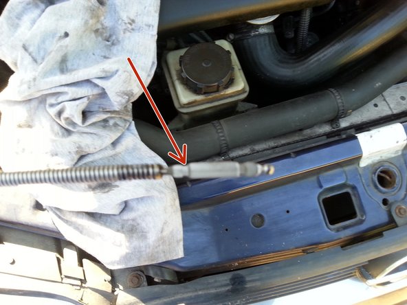 Le bon niveau d'huile doit se trouver juste en dessous du maximum, si cela n'est pas le cas rajouter de l'huile afin d'atteindre le bon niveau