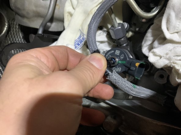 Declisper la durite d arrivée de gasoil sur l injecteur , via la goupille puis en tirant dessus .