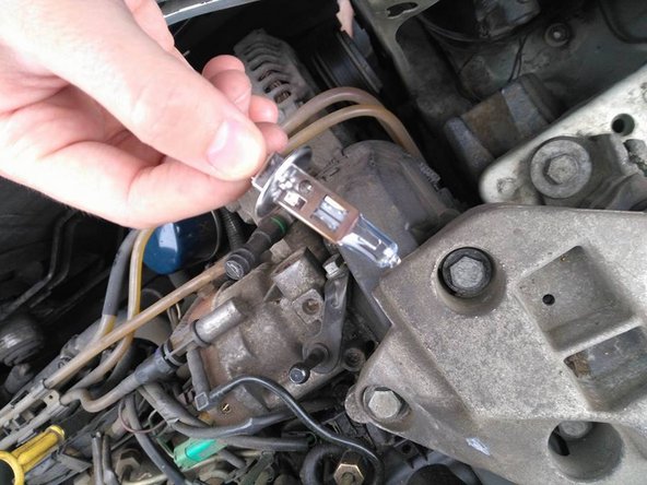 Retirer l'ancienne ampoule de son support en tirant simplement