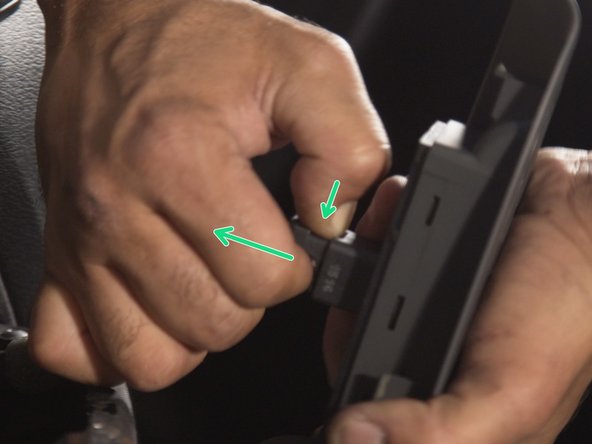 Appuyer sur la languette du connecteur et tirer dessus pour le retirer