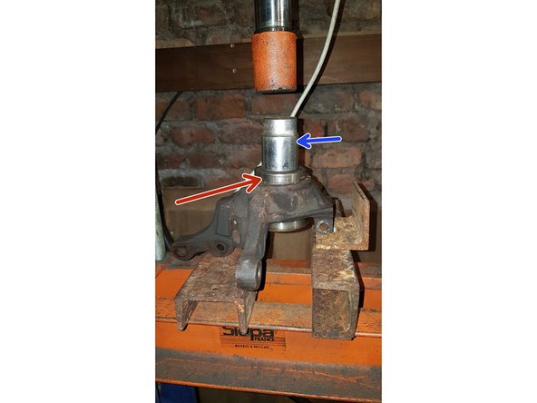 Trouver quelque chose qui fasse exactement le diametre du roulement à enlever pour que la presse puisse prendre appuy