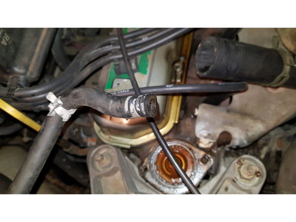 Maintenant vous pouvez retirer la durite en tirant dessus.