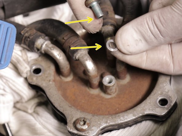 La vis centrale contient un joint , retirer le une fois la vis retirée