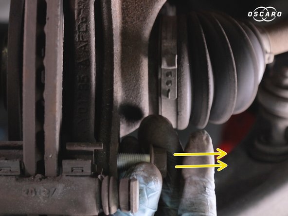 Dévisser et retirer les deux vis de la chape de l’étrier