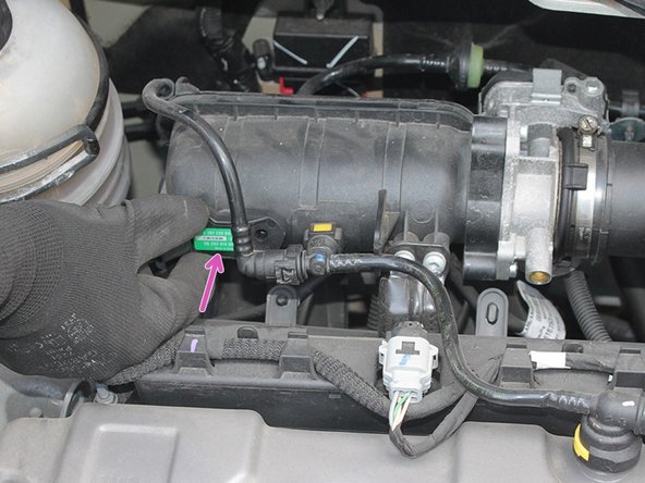 Positionner le capteur sur le collecteur et appuyer assez fort afin de bien l'insérer.