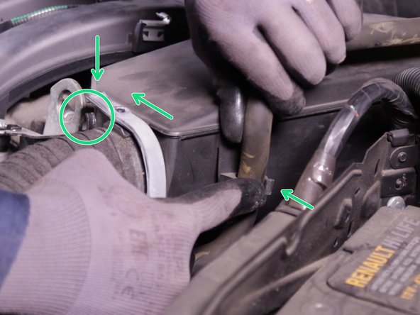 Replacer le tuyau dans son emplacement et fermer la sangle