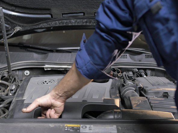 Tirer la jauge pour faciliter le descente de l'huile dans le moteur