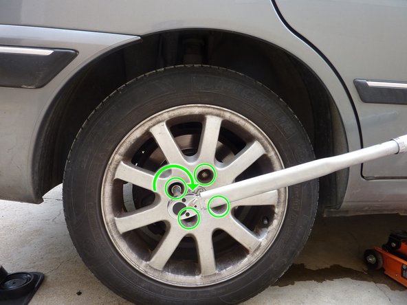 Lever la voiture afin de récupérer les chandelles.