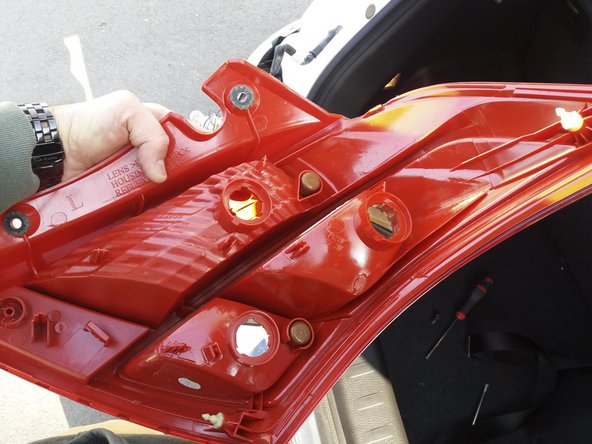 A ce stade, vous pouvez remplacer le feu arrière par un neuf, assurez vous qu'il s'agit bien du même modèle