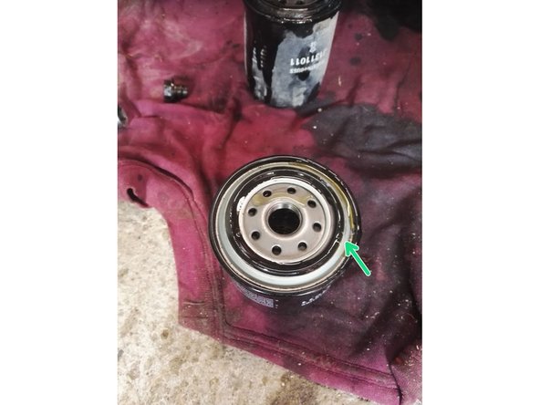 Huilez (avec la nouvelle huile) le joint du nouveau filtre