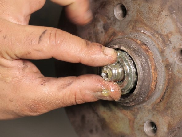 Etalez la graisse sur le roulement