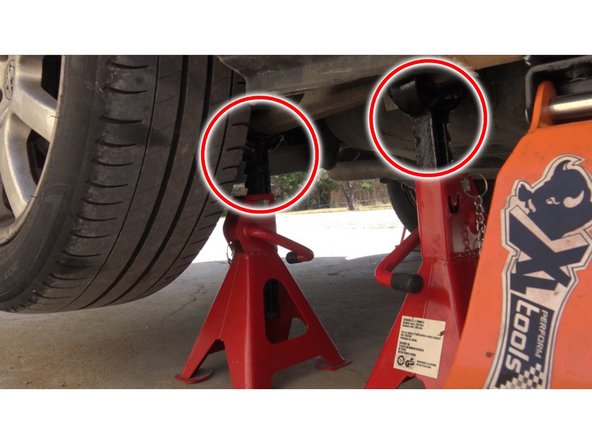 Sécuriser le véhicule en plaçant les chandelles sous un point d'ancrage (repères rouges) et/ou sous un renfort prévu à cet effet. Mettre le véhicule en appui sur les chandelles.