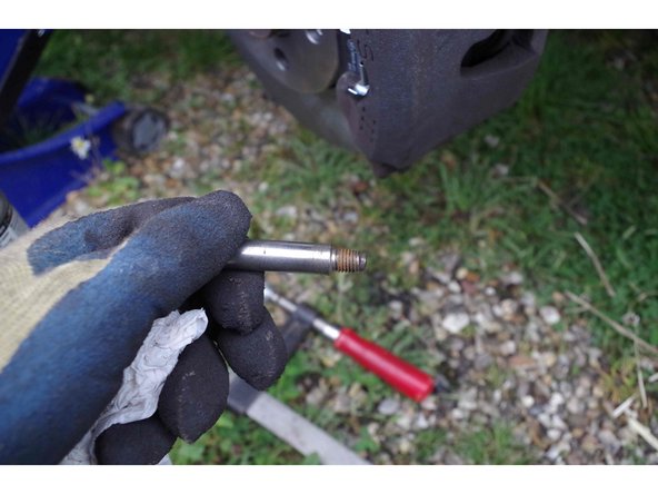 Il faut positionner l'étrier en le calant en bas d'abord. L'étrier et la plaquette forment un U reversé, dont les deux branches vont de chaque côté du support. C'est là que si vous avez mal positionné vos plaquettes, vous ne pouvez aller plus loin !