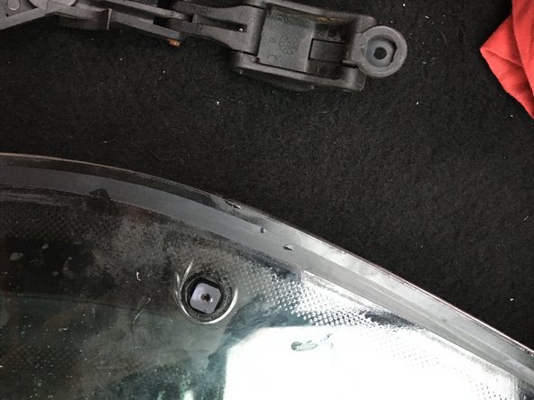 
Unscrew the screw holding the opening system with a Torx T20 key
