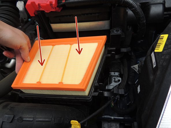 Insérer le nouveau filtre à air dans le boitier.