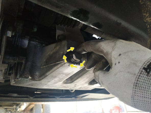 visser le bouchon à la main