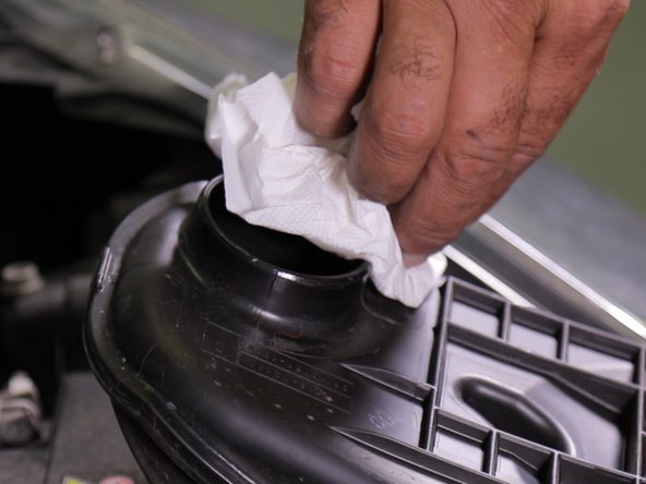 Nettoyez à l'aide d'un chiffon les deux parties du tuyau d'admission d'air