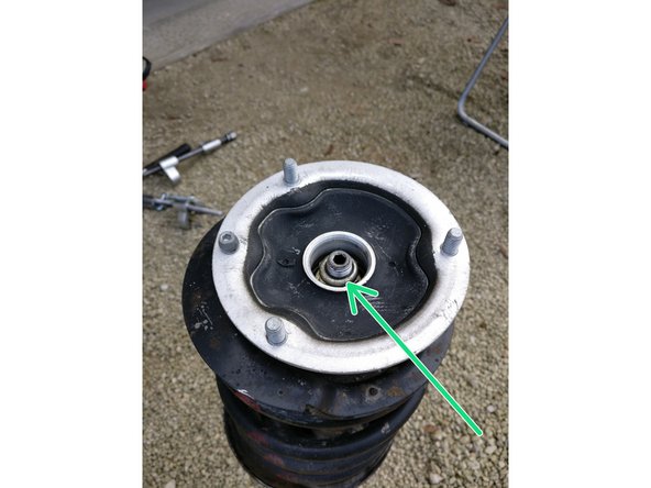 Il faut cette fois dévisser complètement l'écrou que nous avons desserrer à l'étape 8.