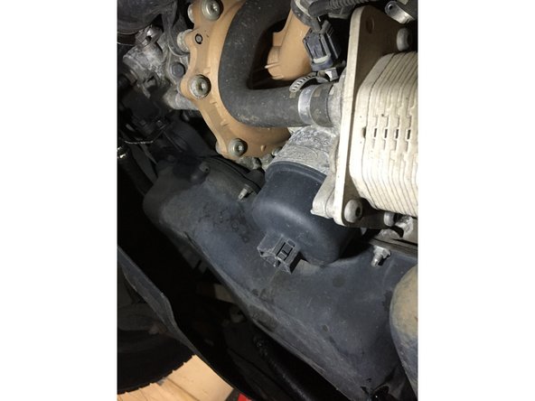 A l'aide du cliquet de de la douille de 27 desserrer le filtre à huile