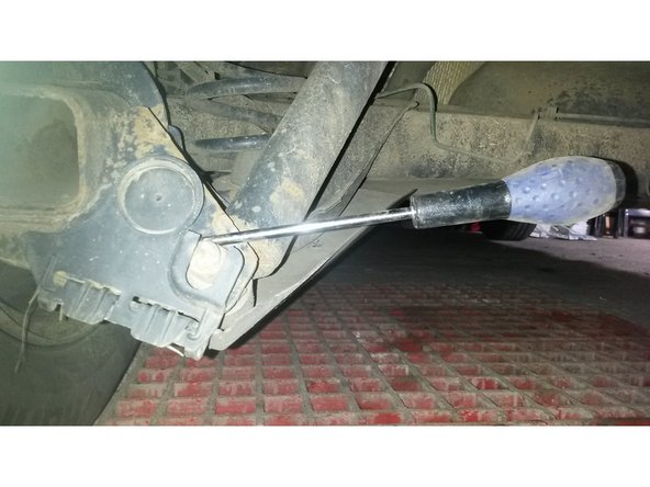 Déclipage par un tournevis plat du cache