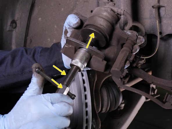 Placer le repousse pistion dans l'étrier et repousser le piston jusqu’au bout en tournant sur la manivelle