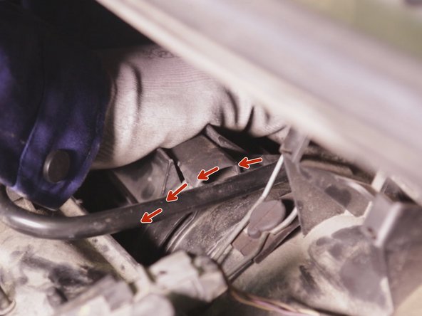 Insérer les languettes du couvercle sur la boite à air en effectuant un mouvement de rotation