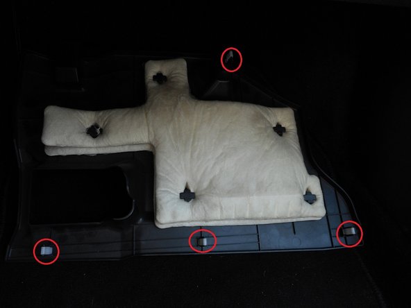 Remettre en place le panneau inférieur du vide poche en veillant à bien aligner les clipses avec leurs emplacements.