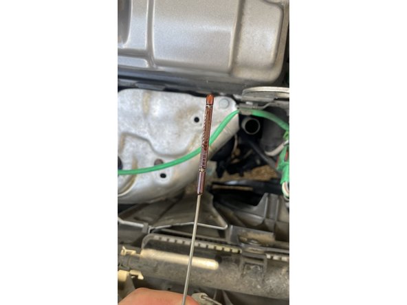 Je contrôle le niveau grâce à la jauge et allume le moteur afin de remplir le filtre à huile.