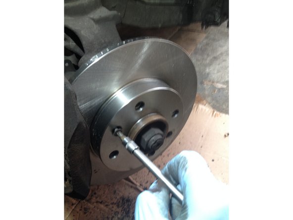 
Replace the disc by carefully inserting it between the caliper and the hub then tighten the retaining screws.
