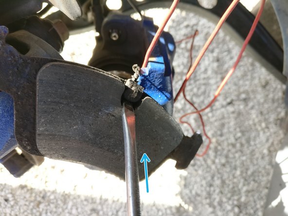 Avec un tournevis plat, défaire le capteur de la plaquette