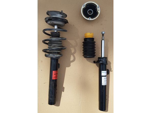 A gauche les anciennes pièces, à droite les neuves, au centre celles à réutiliser.