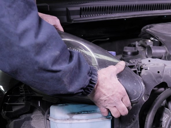 Tirer le phare vers l'avant pour le sortir de son emplacement et le retourner