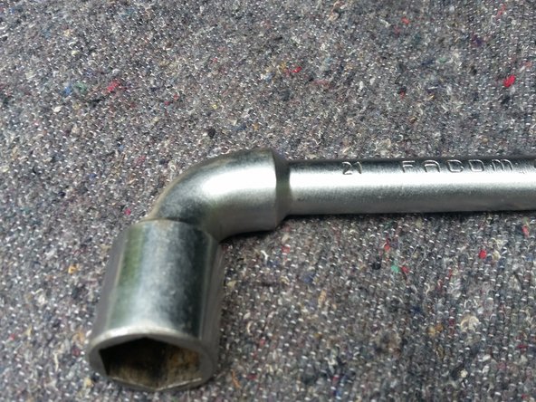 Il vous faudra une clé 6 pans de 21mm.