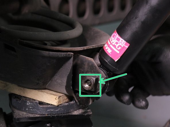 Finir de bloquer la vis du haut de l'amortisseur