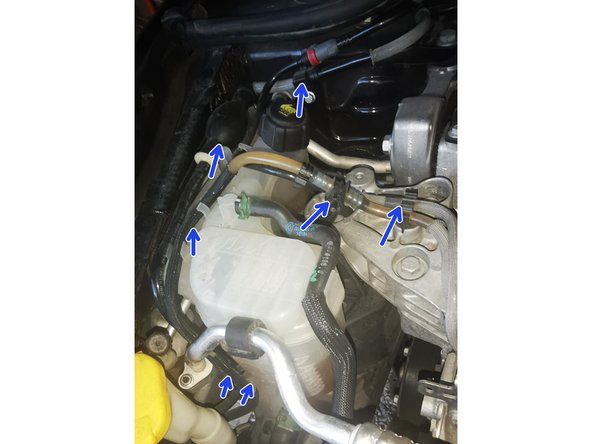 déclipser les deux durites de gasoil pour pouvoir descendre le filtre gasoil pour accéder plus facilement au clips des durites