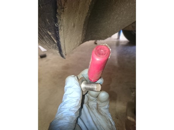 Resserrer au couple prescrit les deux boulons du support d'étrier avec du frein filet rouge. Photo 1 et 2