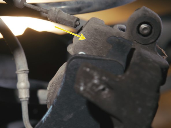 Replacer le câble de frein à main dans l'étrier