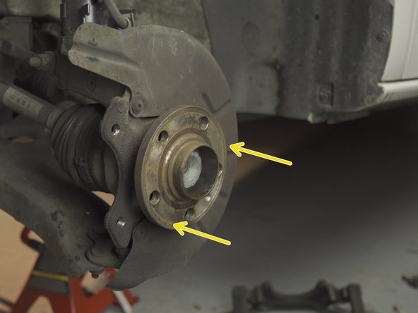 Placer le nouveau disque sur le moyeu