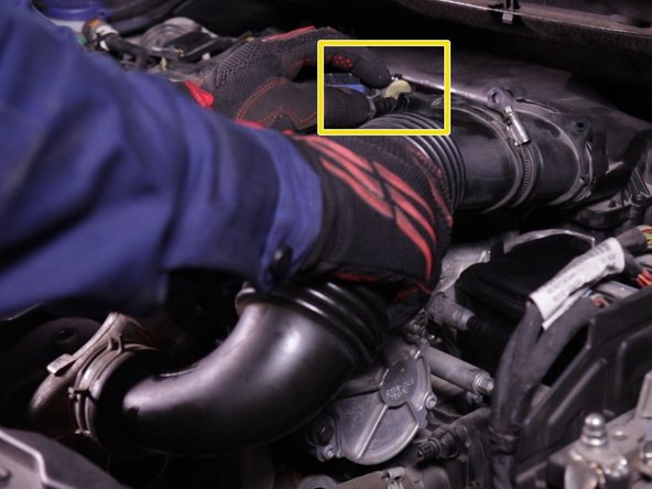 Repositionner la durite puis rebrancher la prise du débitmètre