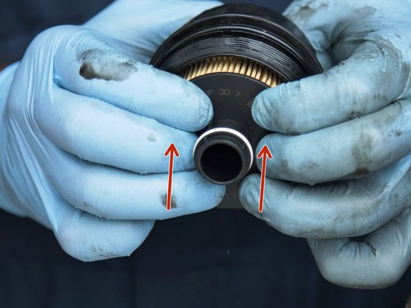 Insérer le nouveau filtre à huile dans la cloche et clipser le