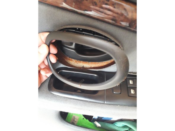 Déclipser l'enjoliveur de commande intérieure d'ouverture