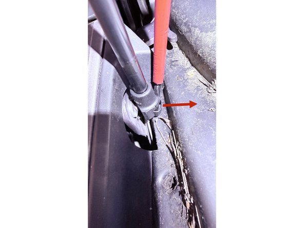 Faire levier sur l'agraffe des rotules haute et basse à l'aide d'un tournevis à tête plate puis la dégager pour la décoler et libérer la liaison