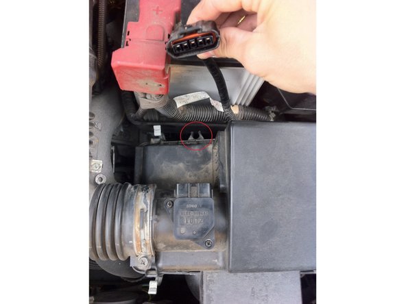 Reclipsez la gaine électrique (photo 1) et rebranchez le connecteur du débimètre d'air (photo 2).