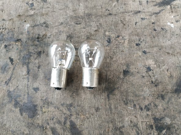 l'ampoule de remplacement doit être absolument identique, à savoir une P21W