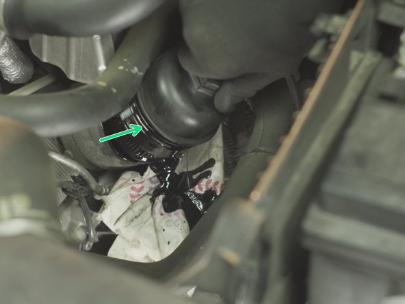 Une fois la cloche desserrée, dévissez-la à la main pour sortir le filtre de son emplacement