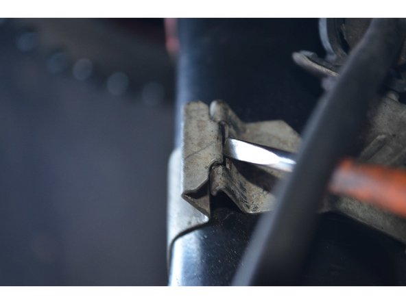 Gardez le collier que vous devrez plus tard remettre sur l'amortisseur neuf.