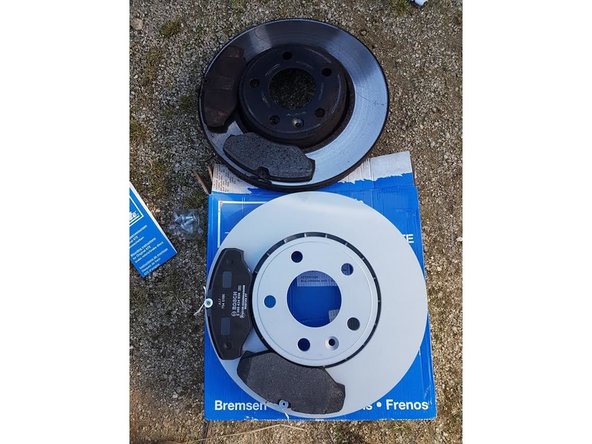 On vérifie que la pièce neuve est la même que l'ancienne puis on compare également les plaquettes de frein.