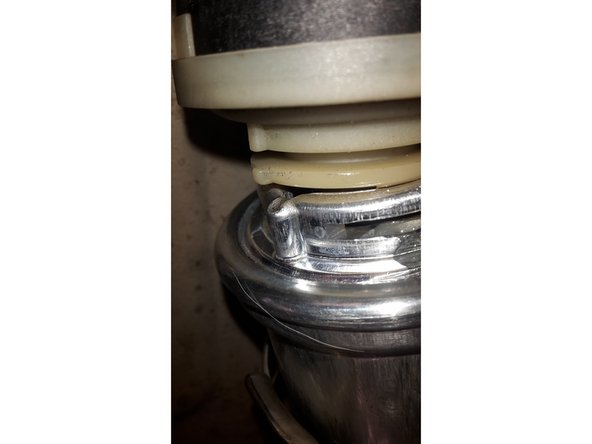 Connecter le boîtier au filtre. Attention il y a un ergot détrompeur. Remettre le clip.