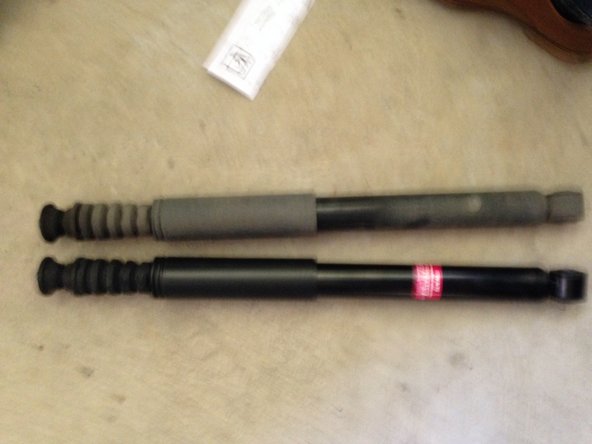 Bien enlever le caoutchou qui fait office de coupelle de l'amortisseur au niveau du haut de l'amortisseur.