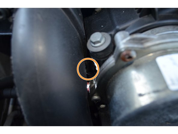 Elle est fixée au débitmètre par 2 vis qui se retirent avec une clé BTR de 5mm. Elle est simplement emboîtée au turbo et à la durite de retour.